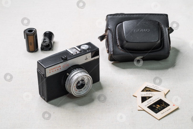 Скачать Фотоаппарат Смена с кассетами и кофром на белом фоне фотосток Ozero