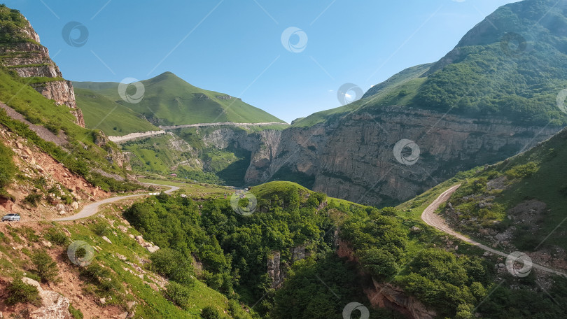 Скачать Красивая извилистая дорога в горах. Лето в Азербайджане фотосток Ozero