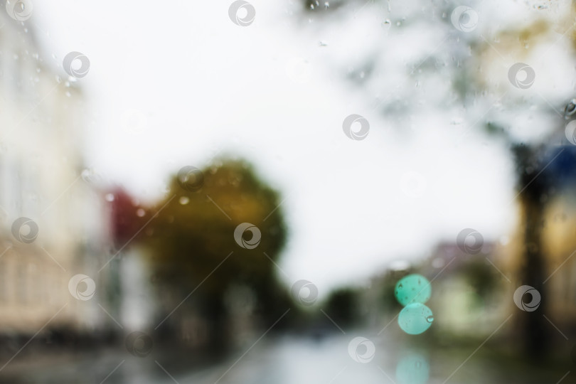 Скачать Изображение размыто. Осенний городской пейзаж во время дождя фотосток Ozero
