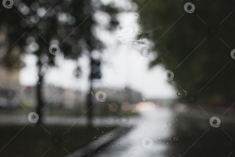 Скачать Изображение размыто. Осенний городской пейзаж во время дождя фотосток Ozero