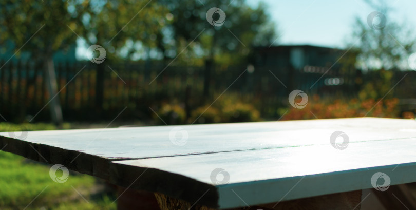 Скачать Стол из белой доски в саду дома фотосток Ozero