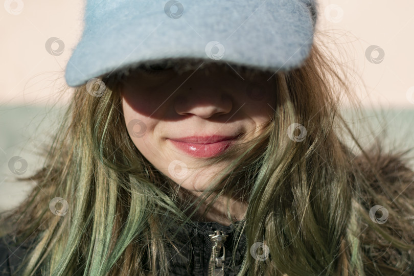 Скачать Молодая девушка в темной куртке на улице фотосток Ozero