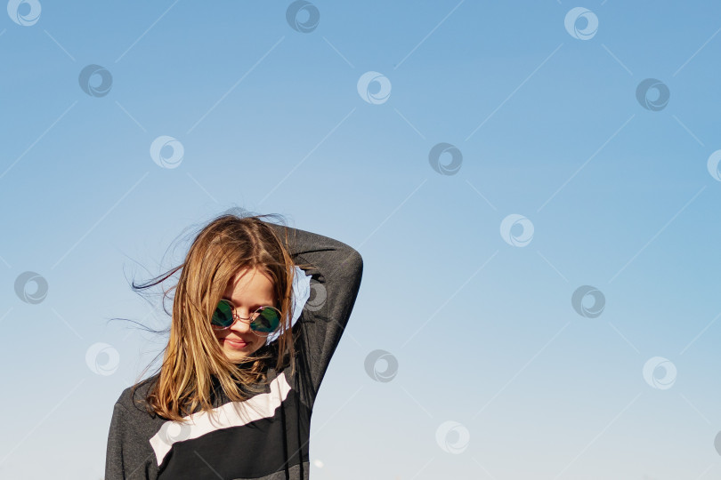 Скачать Молодая девушка в очках фотосток Ozero