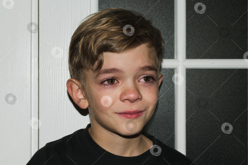 Скачать Маленький мальчик плачет от обиды фотосток Ozero