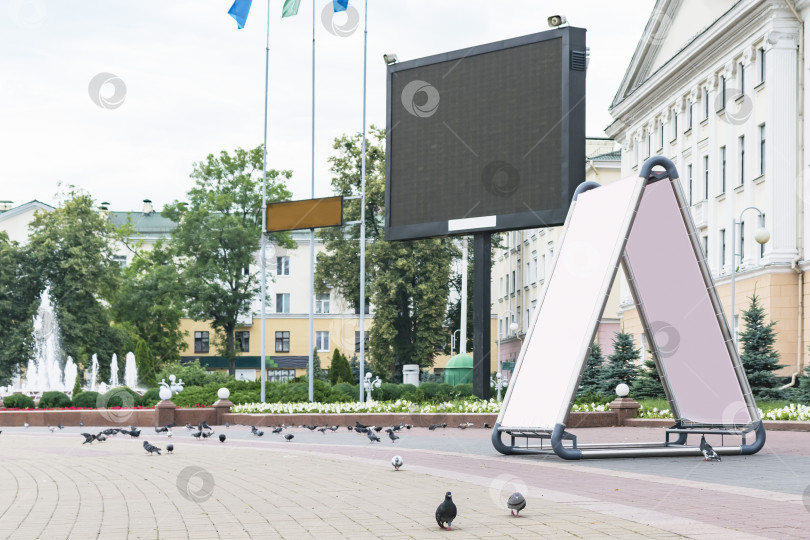 Скачать Рекламный стенд на городской площади фотосток Ozero