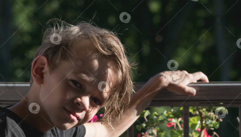 Скачать Портретное изображение маленького мальчика на балконе фотосток Ozero