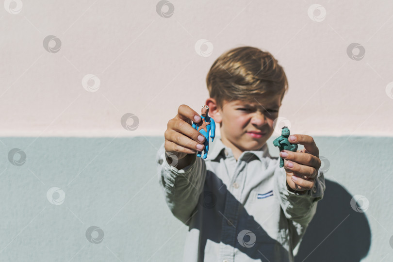 Скачать Маленький мальчик показывает свои поделки из пластилина фотосток Ozero