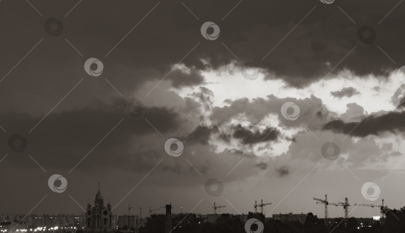 Скачать Черно-белое изображение вечернего неба фотосток Ozero