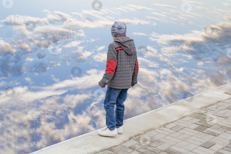 Скачать Маленький мальчик идет по набережной фотосток Ozero