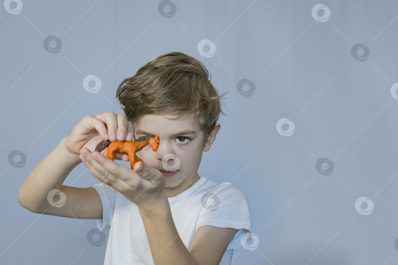 Скачать Маленький мальчик показывает пластилиновую фигурку фотосток Ozero