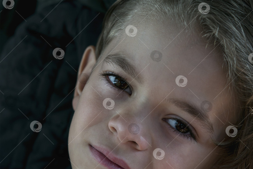Скачать Карие глаза маленького мальчика в темноте фотосток Ozero