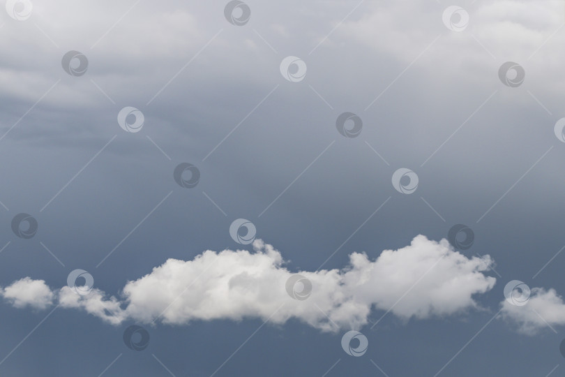 Скачать Ярко выраженные белые облака на небе фотосток Ozero