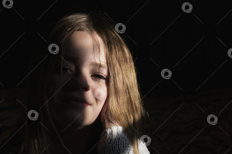 Скачать Портретная фотография молодой девушки фотосток Ozero