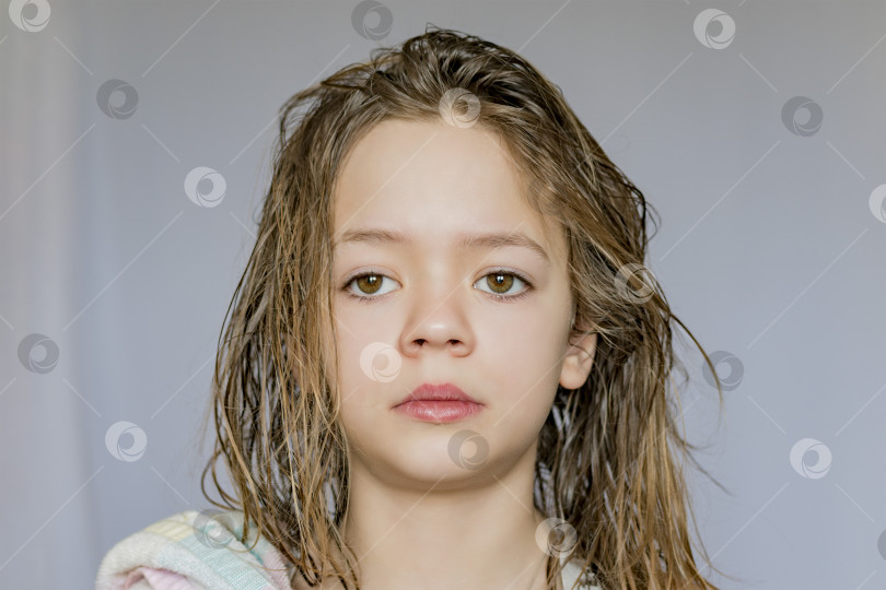 Скачать Молодая девушка с мокрыми волосами позирует фотосток Ozero