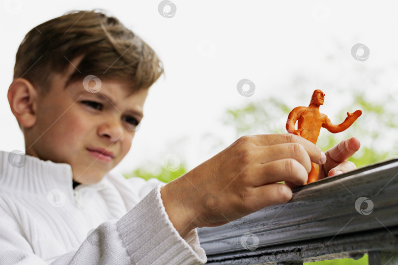 Скачать Маленький мальчик играет с пластилином фотосток Ozero