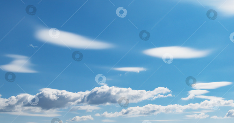 Скачать Белые облака на голубом небе фотосток Ozero