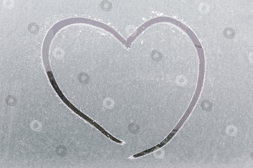Скачать Сердце, нарисованное на замерзшем окне машины фотосток Ozero
