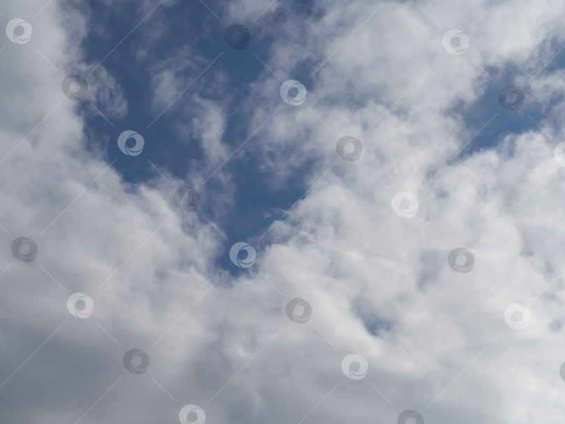 Скачать Вид на облачное небо. Сплошные облака на голубом небе фотосток Ozero