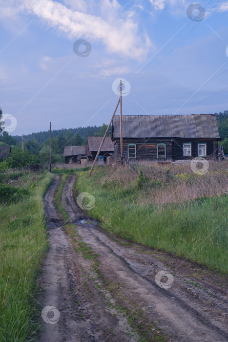 Скачать разбитая проселочная дорога и старинный русский деревянный деревенский дом фотосток Ozero