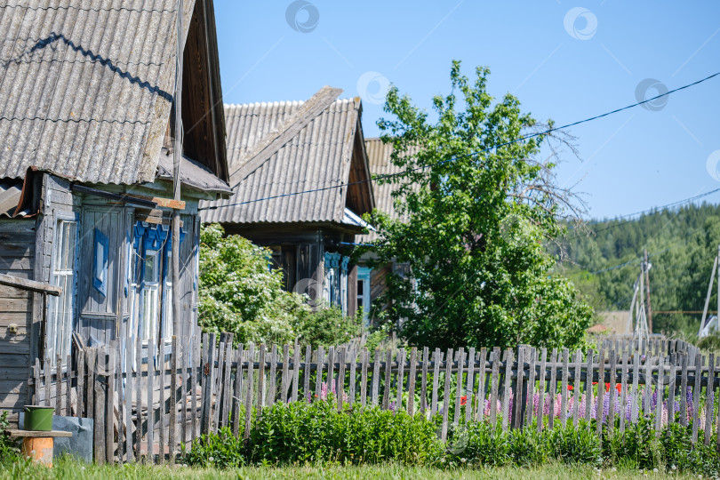 Скачать деревянный забор и старинные русские деревянные деревенские дома фотосток Ozero