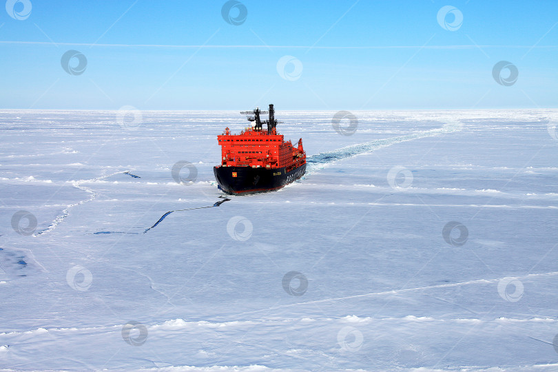 Скачать Ледокол посреди северного ледовитого океана фотосток Ozero