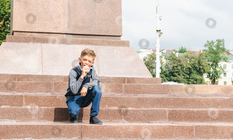 Скачать Дети гуляют по городу фотосток Ozero