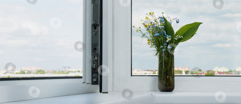 Скачать Букет летних цветов на подоконнике нового пластикового окна фотосток Ozero
