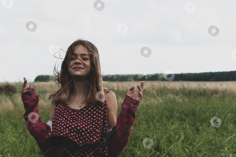 Скачать Изображение молодой девушки на фоне загородного пейзажа фотосток Ozero