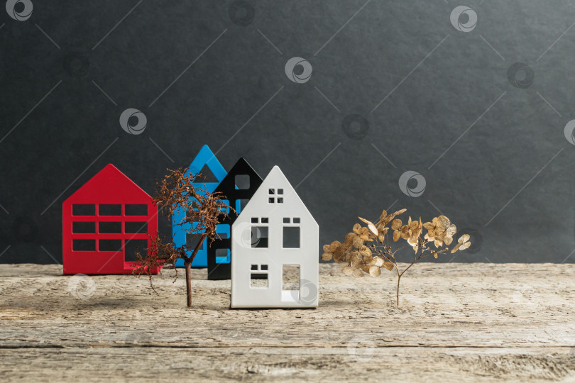 Скачать Маленькие домики из металла на декоративном фоне фотосток Ozero