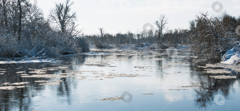 Скачать Весенний лед на реке тает фотосток Ozero