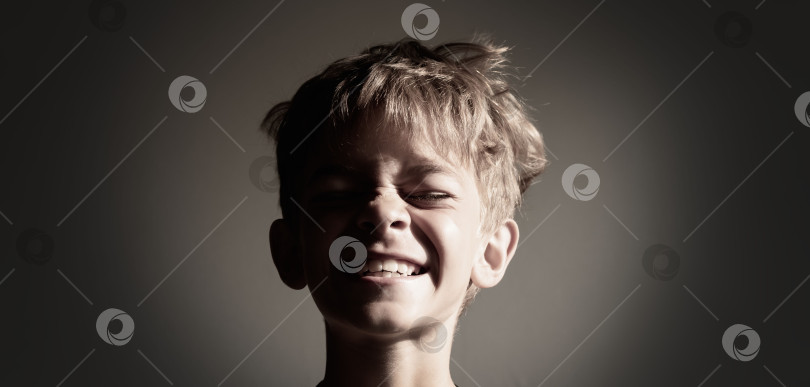 Скачать Портретное изображение маленького мальчика фотосток Ozero
