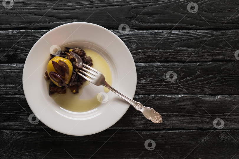 Скачать Белая тарелка с картофелем, жареным луком и вилкой на декоративном фоне фотосток Ozero
