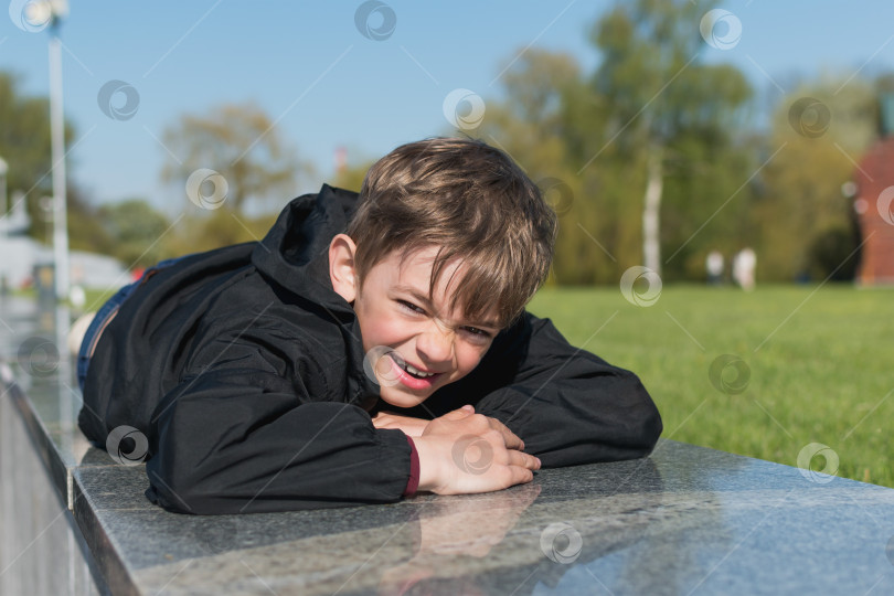 Скачать Маленький мальчик гуляет в городском парке фотосток Ozero