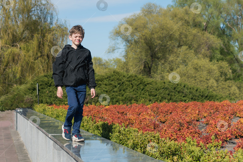 Скачать Маленький мальчик гуляет в городском парке фотосток Ozero