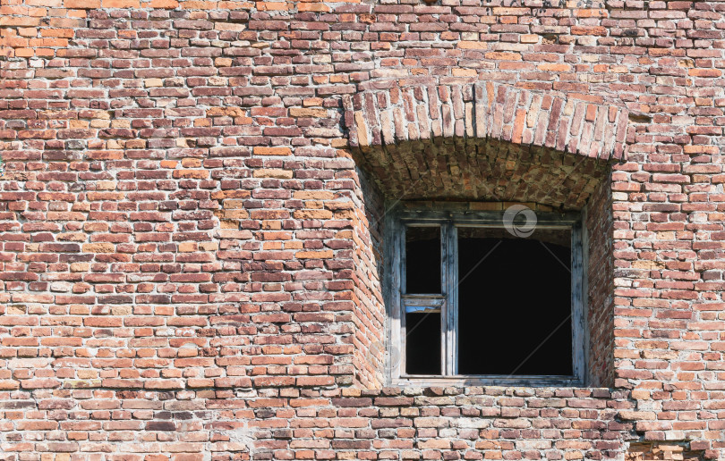 Скачать Фрагмент крепостной стены с окном. фотосток Ozero