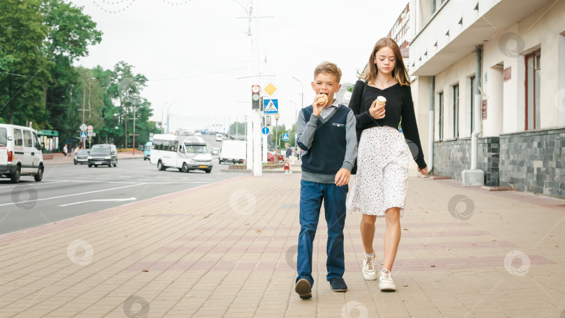 Скачать Дети гуляют по городу фотосток Ozero