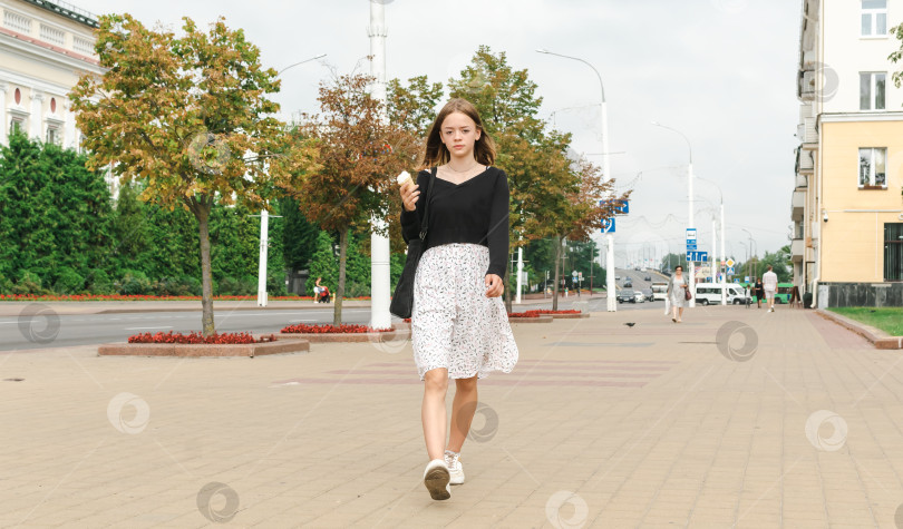 Скачать Дети гуляют по городу фотосток Ozero