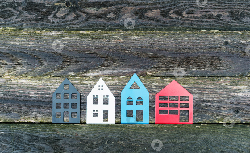 Скачать Модели домов разных цветов на декоративном фоне из досок фотосток Ozero