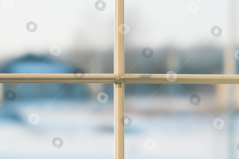 Скачать Окно из ламинированного пластика с белыми перегородками внутри окна с двойным остеклением в строящемся новом здании фотосток Ozero