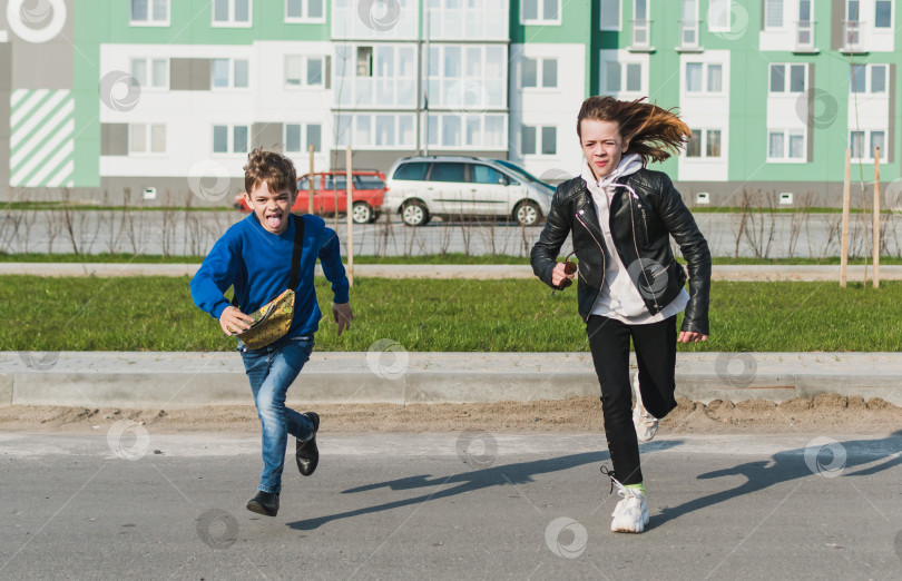 Скачать Маленький мальчик и его старшая сестра перебегают дорогу фотосток Ozero