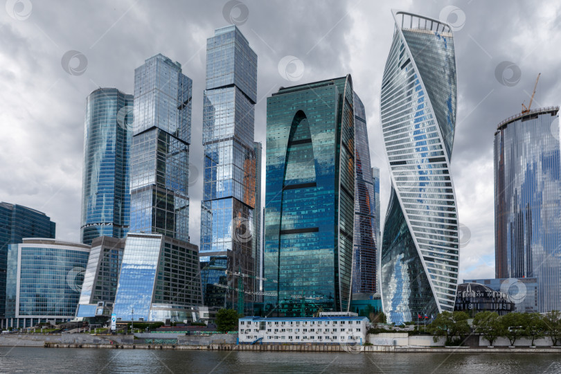 Скачать Москва, Россия - июня 18, 2022- Вид на высотки Москва-Сити фотосток Ozero