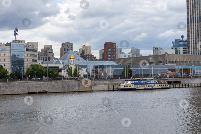 Скачать Москва, Россия - июня 18, 2022- Вид на Краснопресненскую набережную фотосток Ozero