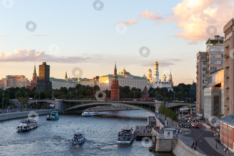 Скачать Москва, Россия - июля 30, 2022- Вид на Кремль с Патриаршего моста фотосток Ozero