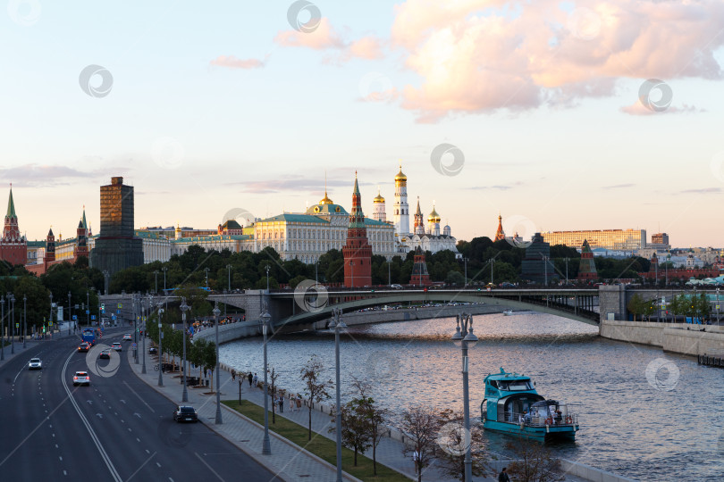 Скачать Москва, Россия - июля 30, 2022- Вид на Кремль с Патриаршего моста фотосток Ozero