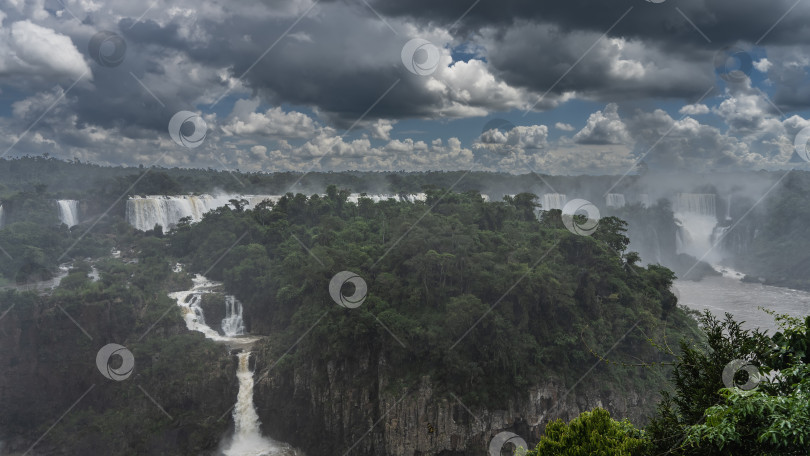 Скачать Красивый тропический пейзаж с водопадом. фотосток Ozero