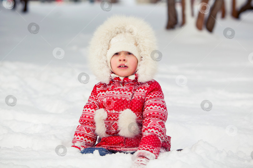 Скачать Ребенок зимой. Счастливая девушка на снегу фотосток Ozero
