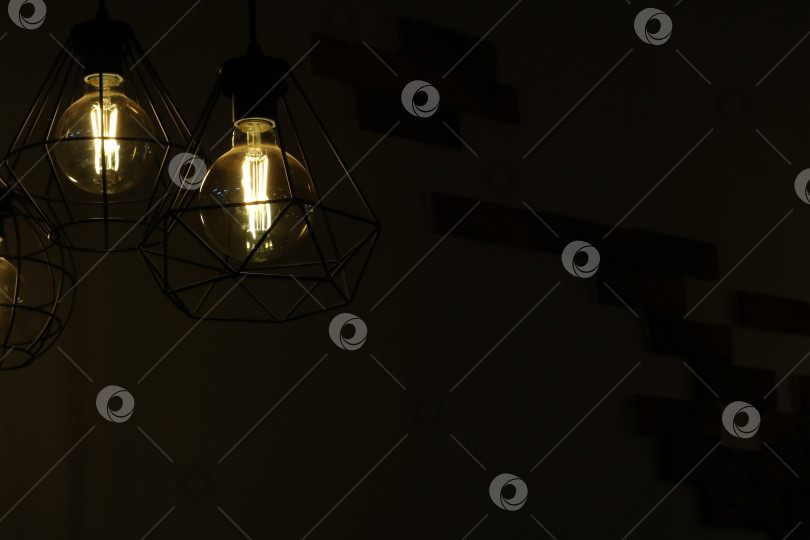 Скачать Светильники в стиле ретро на фоне кирпичной стены фотосток Ozero