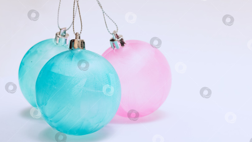 Скачать Голубые и розовые рождественские шары на белом фоне, скопируйте пробел фотосток Ozero