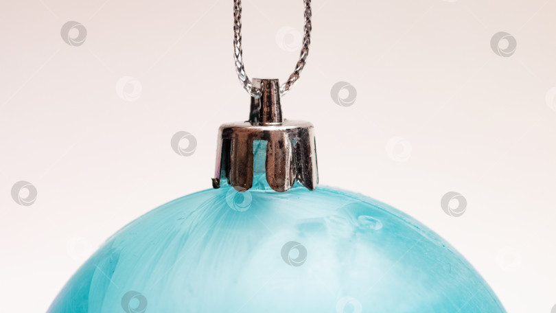 Скачать Синий рождественский шар на веревке на синем фоне фотосток Ozero