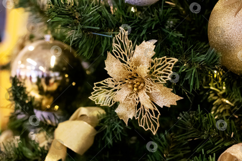 Скачать Золотой бант на ветке рождественской елки фотосток Ozero